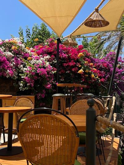 The Wall Sunset Bar Photo 4